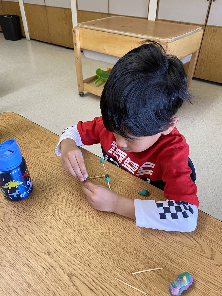MsLisaMcAvoy's tweet photo. Building 3D objects in kindergarten. @marionLRSD   #learningthroughplay https://t.co/nzPkrOkual