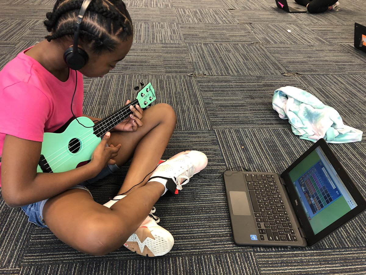crosbykeys's tweet photo. @BreckFrankES 4th graders creating their own accompaniment jam with @Quaver_Ed to practice C and F on the #ukulele. #JCPSKY #JCPSmusic https://t.co/hjPwsRFAwI