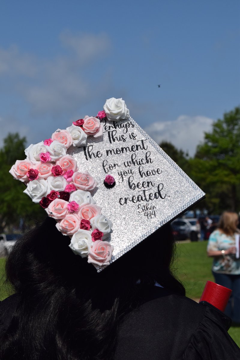 leecollege's tweet photo. Some of our favorite graduation caps! 🎓

#GraduationCaps #LCGrad2022 #Spring2022 #Graduation #LeeCollege #Baytown https://t.co/Yvz6tN1Dzh