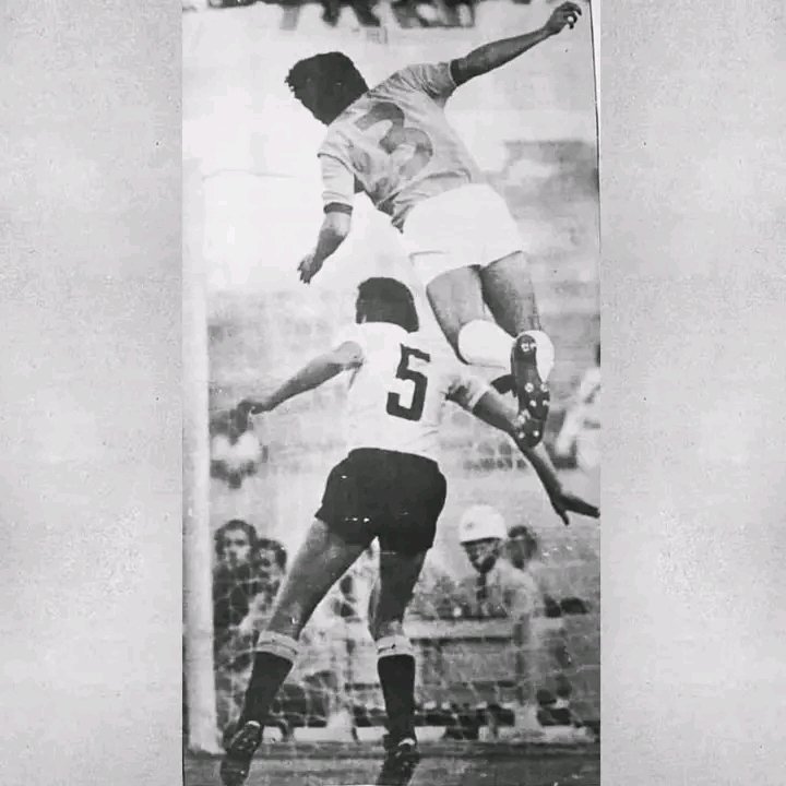 DespliegueFutCL's tweet photo. Así saltaba Elías Figueroa, en la foto sobre el uruguayo Julio Montero Castillo de 1,81 cm (padre de Paolo Montero) https://t.co/V8fMdNYMgH