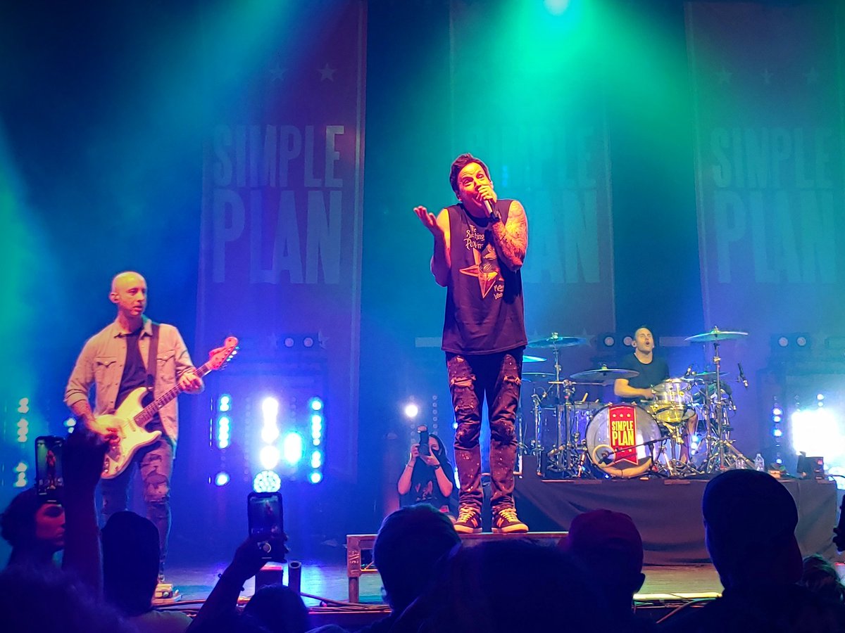 xpinksprinkles's tweet photo. @simpleplan https://t.co/0S36EgFySR