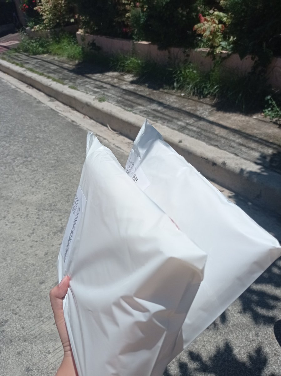 n4kie's tweet photo. finally😭 rider already picked up 2 parcel yesterday. Thankyou sm for trusting me<3 https://t.co/qZFK85SXVK