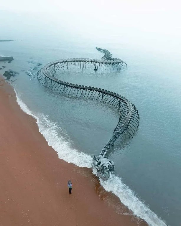 Youridefou's tweet photo. "Le Serpent d'Océan" est une sculpture en métal située sur la plage de Saint-Brevin-les-Pins, France. Oeuvre de l'artiste Huang Yong Ping. https://t.co/ifVG4eleh4