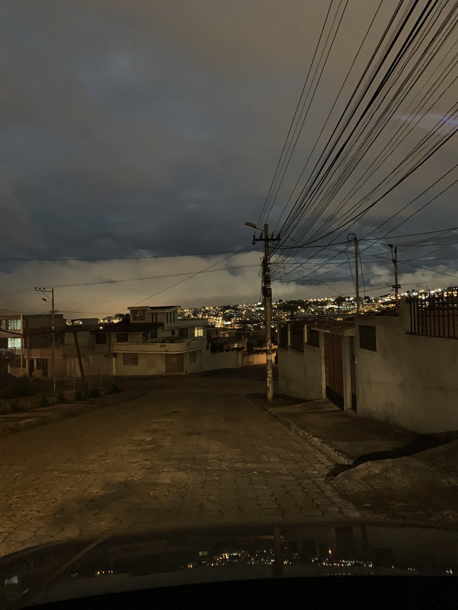 jandip1982's tweet photo. @ElectricaQuito Estimados su ayuda con el alumbrado público … dirección a Huachi y Manuel Guizado … Cotocollao https://t.co/pIjGIHNQqv
