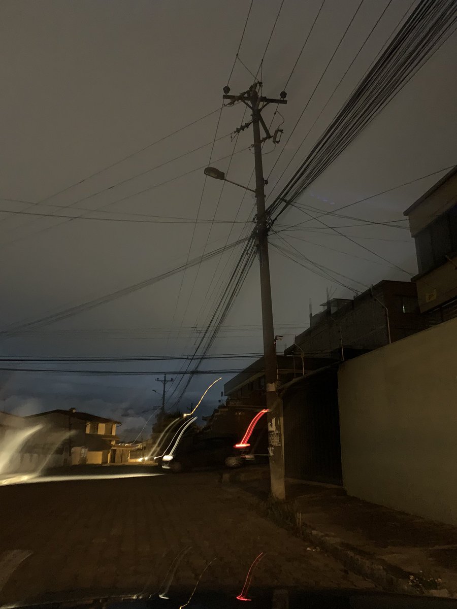 jandip1982's tweet photo. @ElectricaQuito Estimados su ayuda con el alumbrado público … dirección a Huachi y Manuel Guizado … Cotocollao https://t.co/pIjGIHNQqv