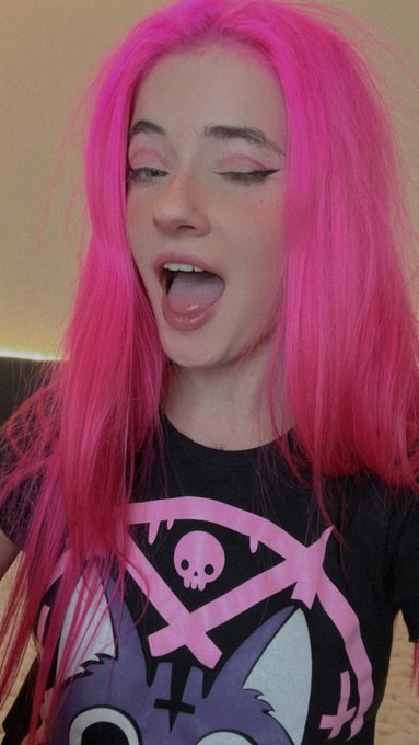 2 pic. Spam de miercoles 👋 https://t.co/ThTaxw13xe