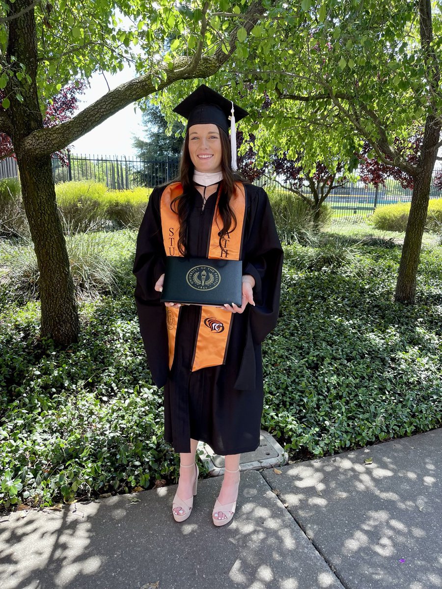 CharleneHammer's tweet image. Congratulations to our beautiful girl @bethany_hammer for graduating this year with her Masters. Your dad &amp;amp; I I beyond proud of you!! @UOPacific @PacificSoftball 
Looking forward to what is next in your future in the DPT program at UOP @PacificDPTweet