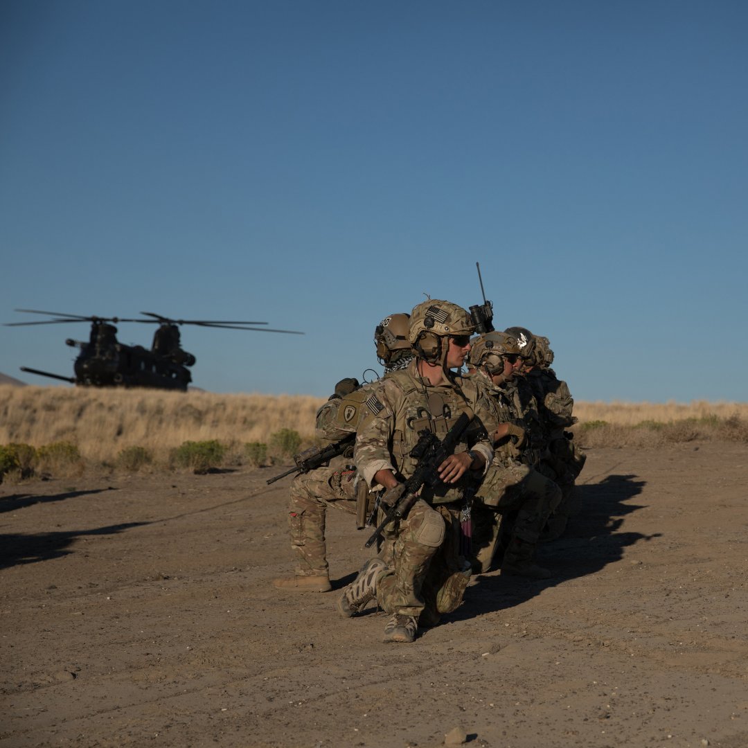 GreenBeretFound's tweet image. Green Berets &amp;amp; #specialoperationsforces enablers with 
1st Special Forces Group load into an MH-47 Chinook helicopter at #YakimaTrainingCenter. #GreenBerets train for wartime missions alongside SOF enablers to integrate competencies in preparation for future deployments.