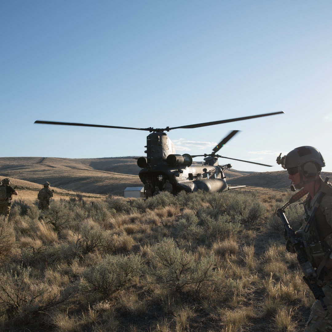 GreenBeretFound's tweet image. Green Berets &amp;amp; #specialoperationsforces enablers with 
1st Special Forces Group load into an MH-47 Chinook helicopter at #YakimaTrainingCenter. #GreenBerets train for wartime missions alongside SOF enablers to integrate competencies in preparation for future deployments.
