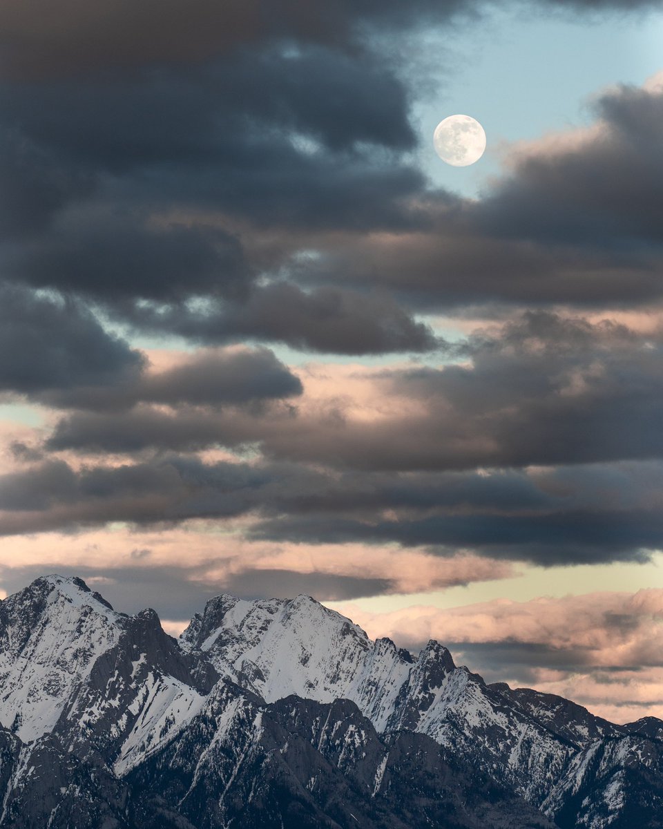Hheych's tweet photo. No blood moon for me,  but the clouds parted ways just enough for the moon to make an appearance.  #moon #alberta #mountainviews #yycphotographer https://t.co/YPg7xnmjg4