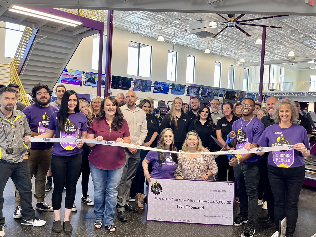 GilbertAZMayor's tweet photo. The Gilbert Chamber welcomed Planet Fitness to the SEC of Gilbert/Warner Roads. During the ribbon cutting PF presented a $5k check to the Boys & Girls Club #GilbertAZ 💜
#WelcomeToGilbert https://t.co/FtiWqxJK3k