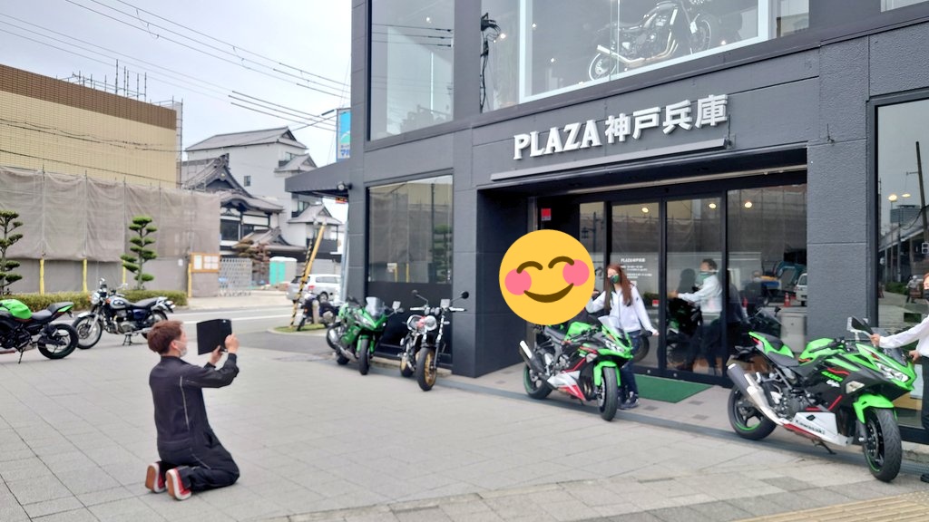 likeawindTV's tweet photo. 昨日は @OfpjZ モトオーク レンタルバイクサービスを利用して、
カワサキプラザ神戸兵庫を起点に神戸をくるっとツーリング✨

ちょうど納車のタイミングだった視聴者さんの記念撮影にも参加して、
ハッピーオーラを吸収したかすみんでした🍀
こちらの模様は6月頃放送予定です！
観てね〜
#Z900RS https://t.co/dzftYhbaHQ