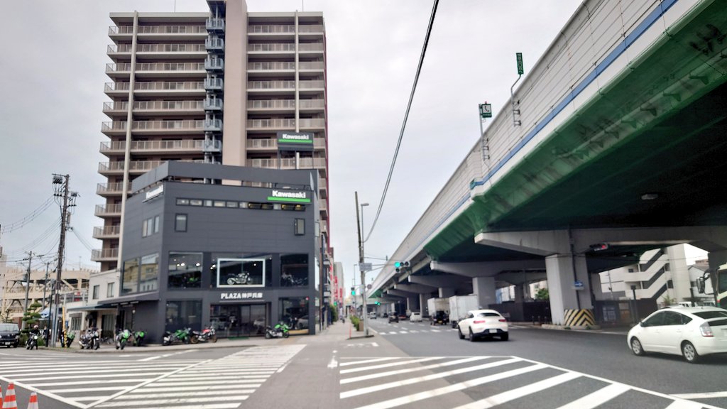 likeawindTV's tweet photo. 昨日は @OfpjZ モトオーク レンタルバイクサービスを利用して、
カワサキプラザ神戸兵庫を起点に神戸をくるっとツーリング✨

ちょうど納車のタイミングだった視聴者さんの記念撮影にも参加して、
ハッピーオーラを吸収したかすみんでした🍀
こちらの模様は6月頃放送予定です！
観てね〜
#Z900RS https://t.co/dzftYhbaHQ