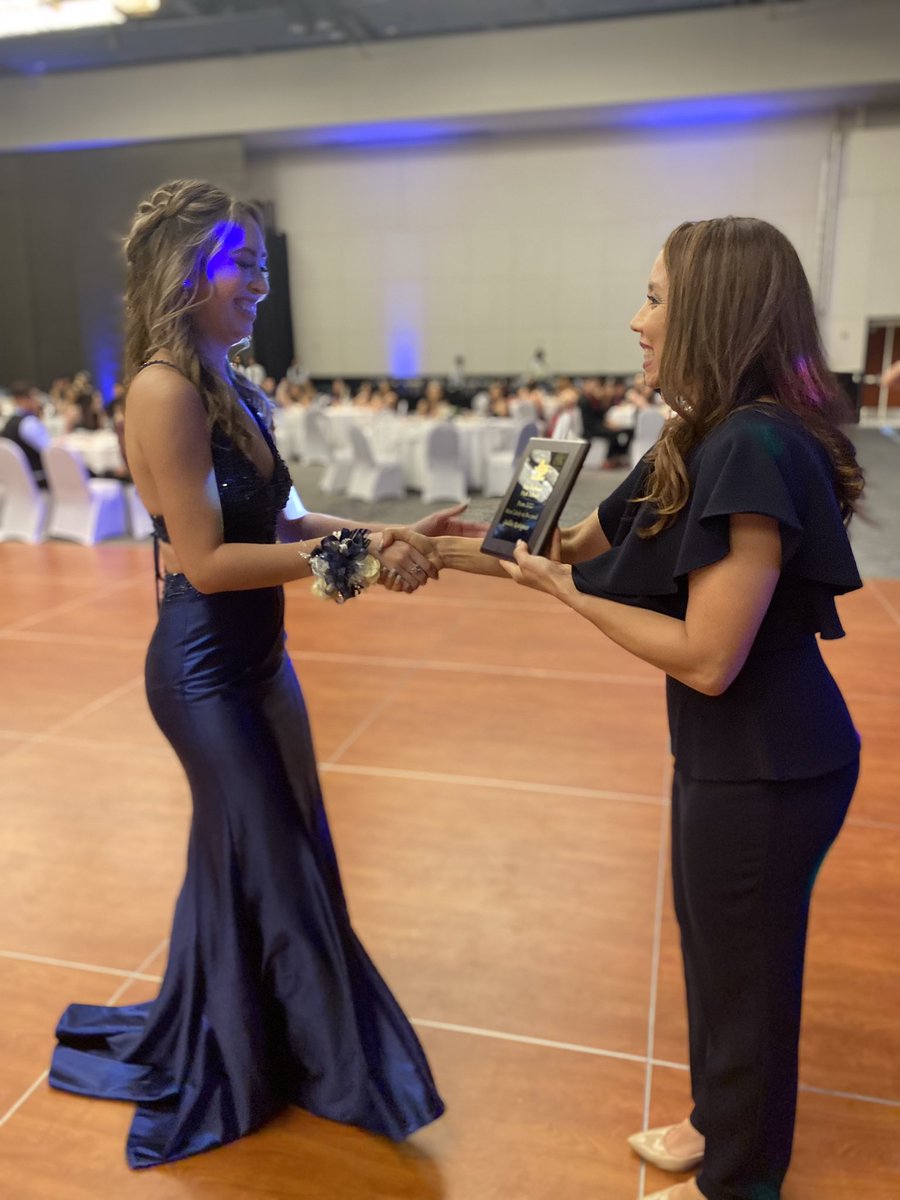 our 2022 Bluebonnet Belle was also voted most likely to succeed 💁🏻‍♀️ big congrats to <a href="/rodzgalileaa/">gali ʚїɞ</a> for such a big honor 🎓 #SRprom22