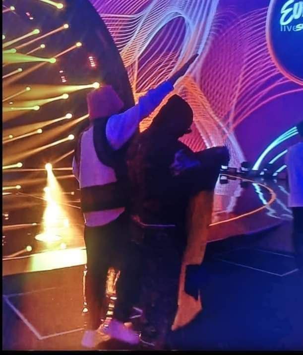 FumoLonTra's tweet photo. Salutava la fidanzata??? Vergogna eurofestival!!! https://t.co/v4885y3isO