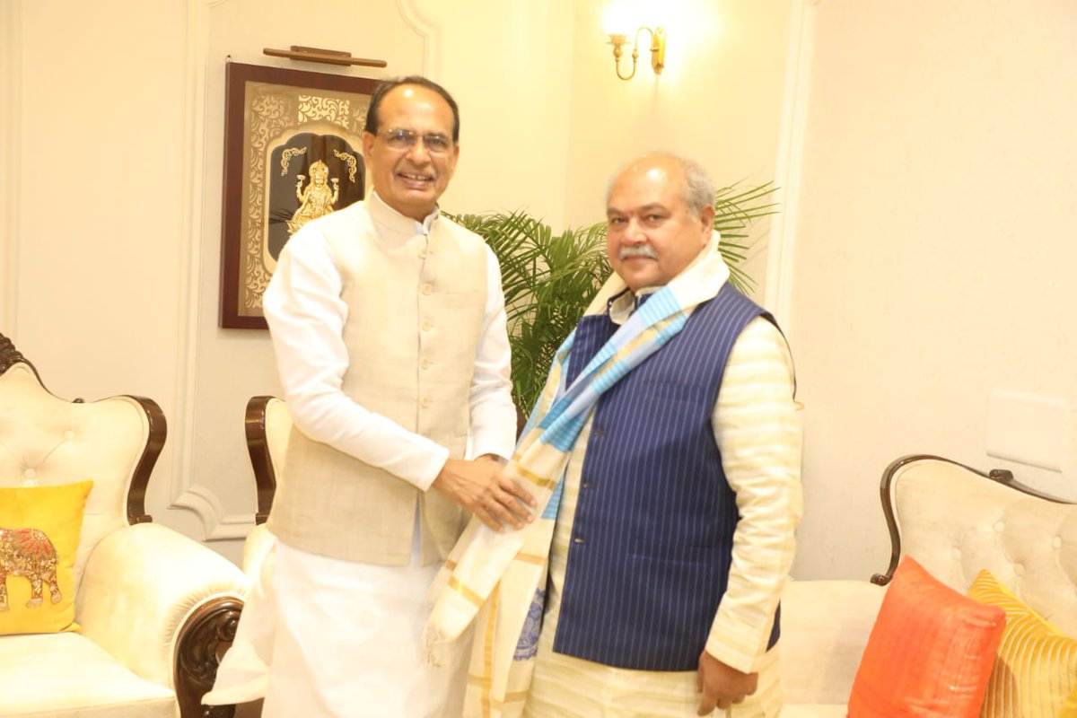 केंद्रीय कृषि एवं किसान कल्याण मंत्री श्री <a href="/nstomar/">Narendra Singh Tomar</a> जी ने आज निवास पर सौजन्य भेंट की। इस अवसर पर उनके साथ प्रदेश में कृषि की उन्नति एवं किसान कल्याण से संबंधित विभिन्न महत्वपूर्ण मुद्दों पर सकारात्मक चर्चा हुई।