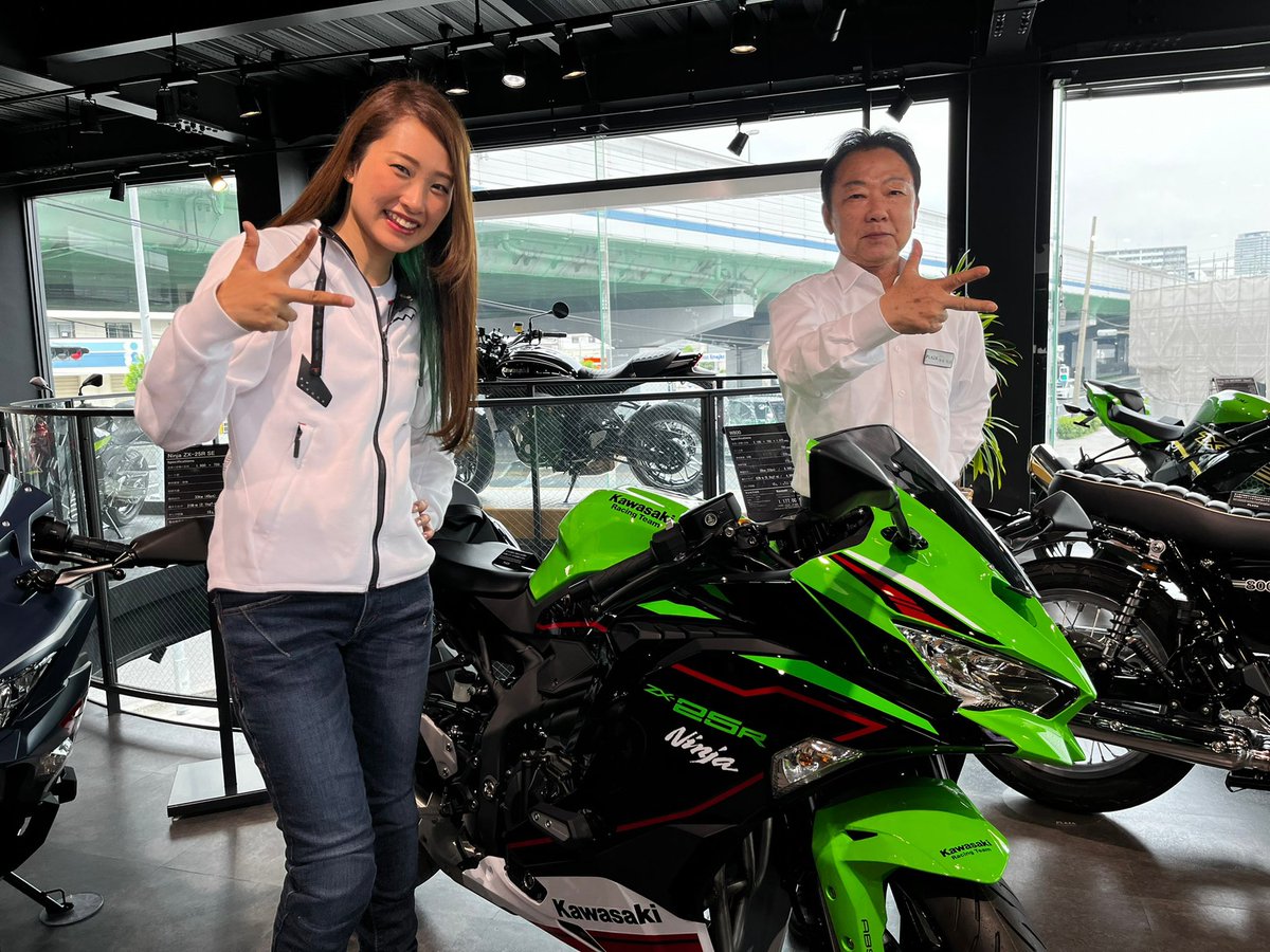 kasumithr's tweet photo. モトオークレンタルでZ900RSを借りたよ💚
レンタル車両があるPLAZA神戸兵庫へ🎵

ミスターカワサキのキヨさんともお話しました☺️
(写真のキヨさん、めっちゃ真顔やけど普段は笑顔だよ✨)

記事はバイクの窓口で、動画はライクで放送します！
お楽しみに〜🤩

#モトオークレンタル https://t.co/Z5OpGaQl94