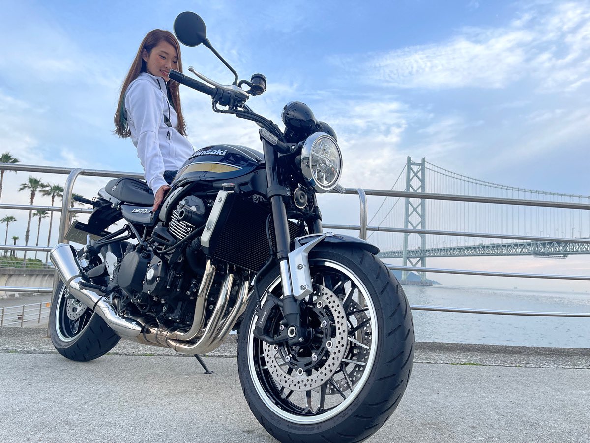 kasumithr's tweet photo. モトオークレンタルでZ900RSを借りたよ💚
レンタル車両があるPLAZA神戸兵庫へ🎵

ミスターカワサキのキヨさんともお話しました☺️
(写真のキヨさん、めっちゃ真顔やけど普段は笑顔だよ✨)

記事はバイクの窓口で、動画はライクで放送します！
お楽しみに〜🤩

#モトオークレンタル https://t.co/Z5OpGaQl94