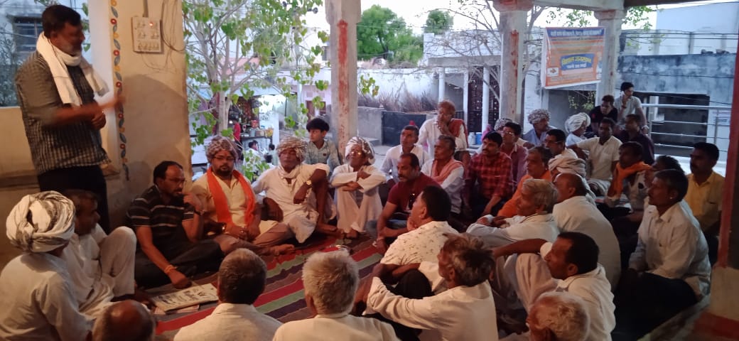 GaganSinghRao2's tweet photo. रख्यावल जन सभा में हिस्सा लिया ओर साँवरिया जी जलक्रान्ति महासभा का निमत्रण पत्र देकर जलक्रान्ति अभियान को सफल बनाने का सभी से अनुरोध किया|
#Boayana #Dharmeta #kingsena #KunwarRaoGaganSingh #MatrabhumiDharmSangh #Vallabhnagar #Dhariyavad #Mavli #Bhindar #Doongla https://t.co/FR8DeUYcIr