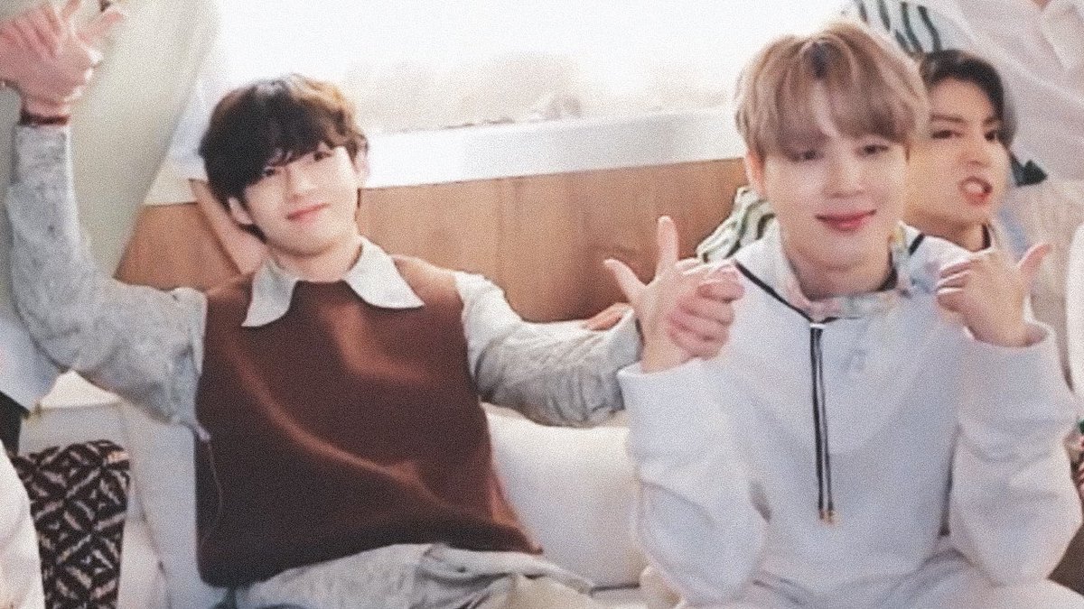JMVfiilms's tweet photo. LOOK AT VMIN https://t.co/DsVLgYnKIH