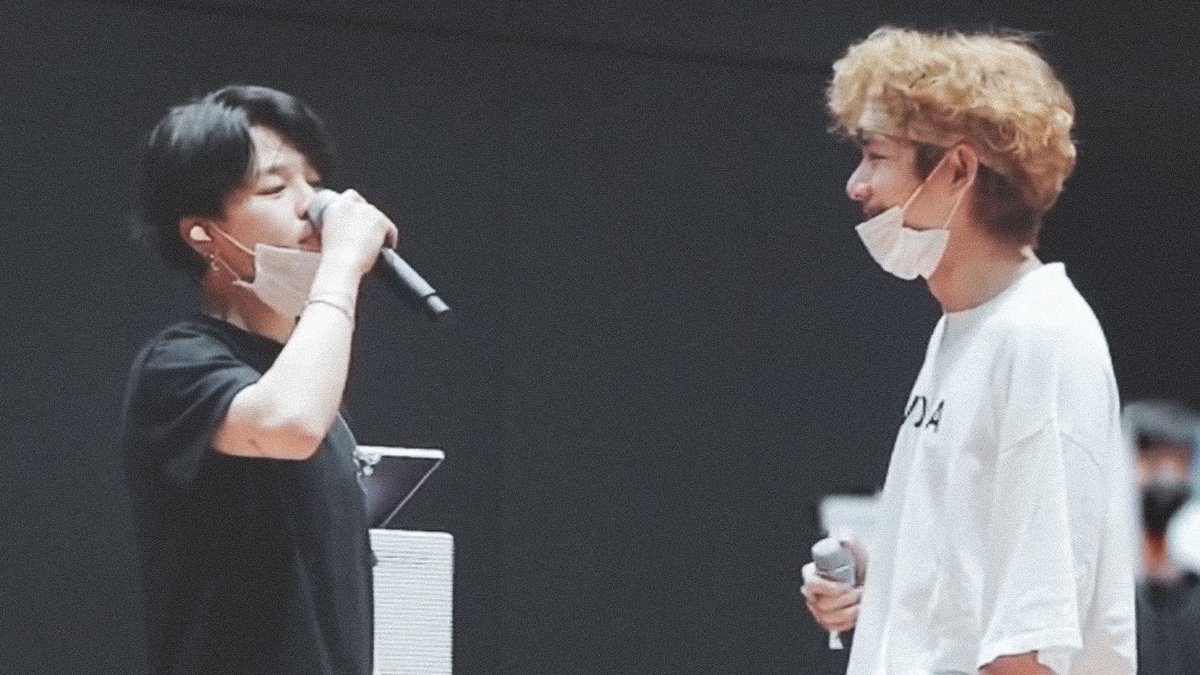 JMVfiilms's tweet photo. LOOK AT VMIN https://t.co/DsVLgYnKIH