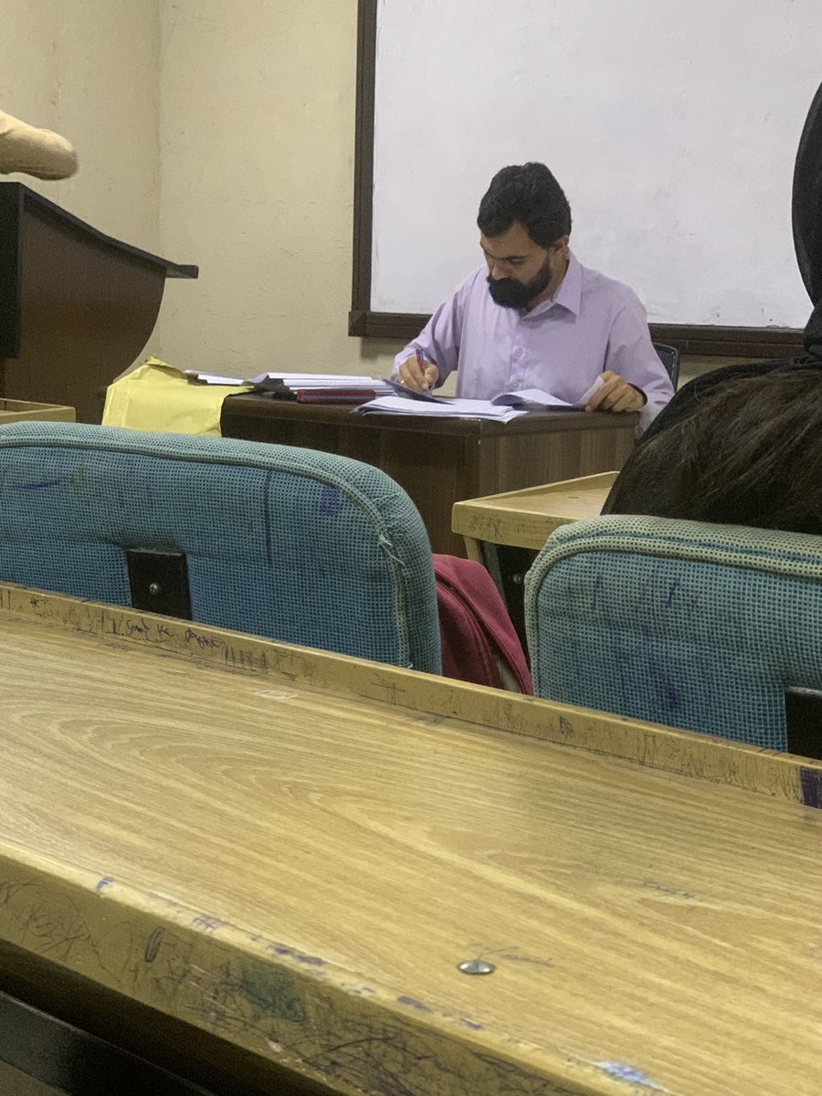 MianRazaHayat's tweet photo. Hr trf grmi ki lehr sn ry 
r yha hmary pprs check ho ry wo b sb k smny 😭😂🤷🏻‍♂️#Ispmultan #papers https://t.co/5FtsPALyA6