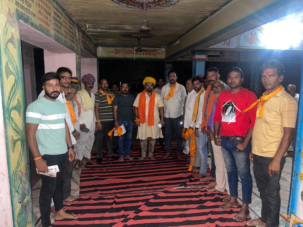 GaganSinghRao2's tweet photo. थामला पंचायत जन सभा में हिस्सा लिया और ३० मई साँवरियाजी,मण्डफिया जलक्रान्ति महासभा का निमंत्रण पत्र देकर जलक्रांति अभियान को सफल बनाने का सभी से अनुरोध किया ।
#Thamla #mewar #kingsena #KunwarRaoGaganSingh #MatrabhumiDharmSangh #Vallabhnagar #Dhariyavad https://t.co/uPlCoeaO1y