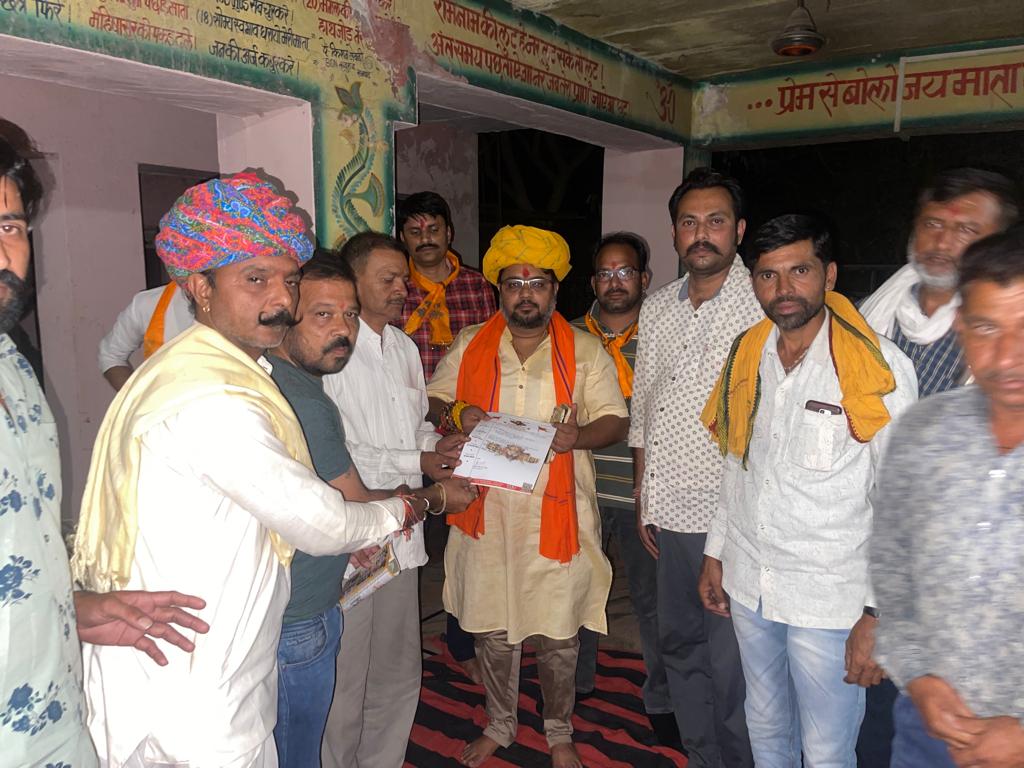 GaganSinghRao2's tweet photo. थामला पंचायत जन सभा में हिस्सा लिया और ३० मई साँवरियाजी,मण्डफिया जलक्रान्ति महासभा का निमंत्रण पत्र देकर जलक्रांति अभियान को सफल बनाने का सभी से अनुरोध किया ।
#Thamla #mewar #kingsena #KunwarRaoGaganSingh #MatrabhumiDharmSangh #Vallabhnagar #Dhariyavad https://t.co/uPlCoeaO1y