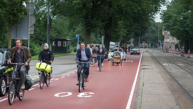 Dirk_Lauwers's tweet photo. Terecht pleidooi voor bredere #fietspaden rekening houdend met toenemende diversiteit aan fietsen
Maar er is meer: in kernen met veel fietsers zijn ze sowieso te smal: daar is ganse rijbaan nodig
Amsterdam is fietspaden uit jaren 70-80 aan 't afbreken en vervangen dr fietsstraten https://t.co/ylYc5nPE7q