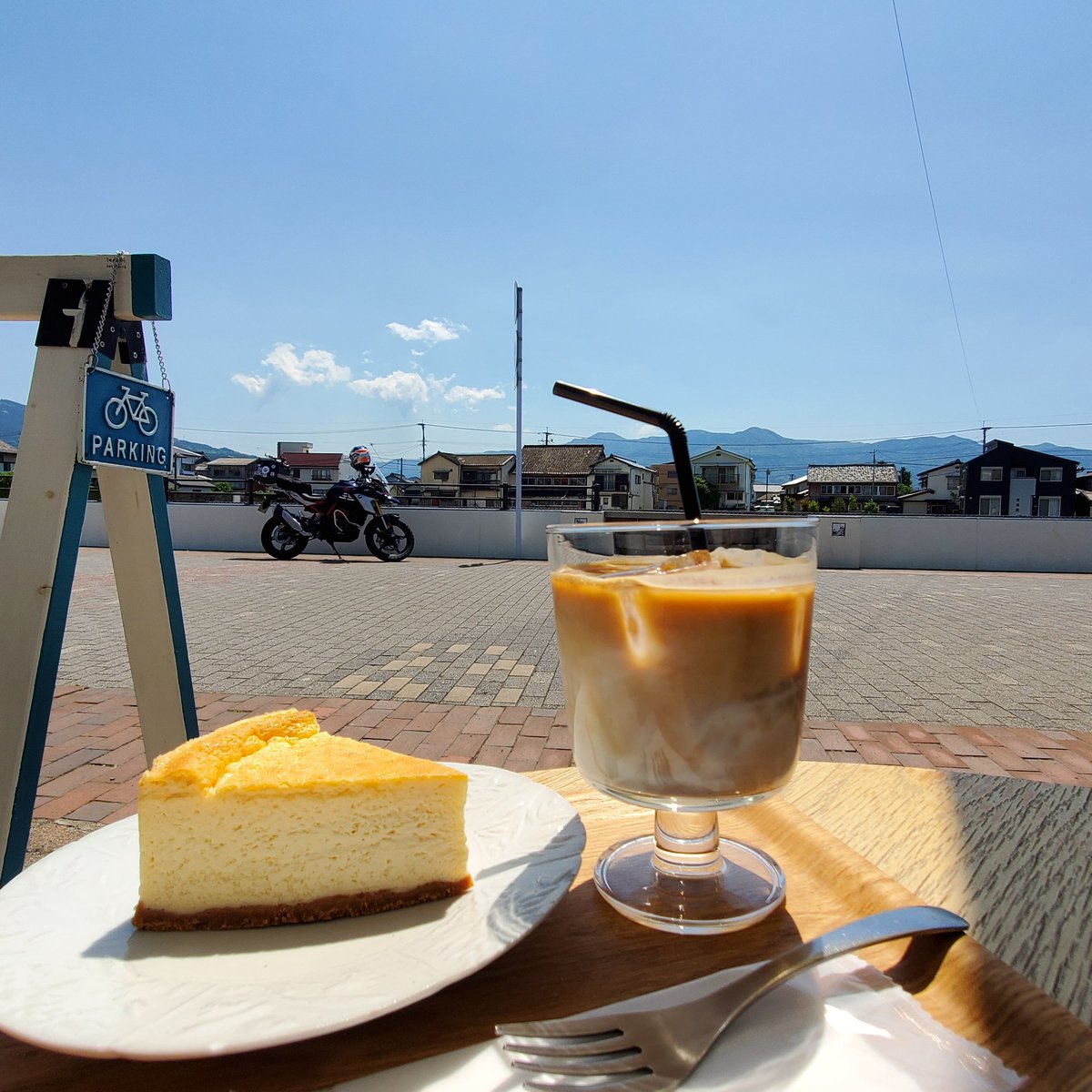 coffeerider2021's tweet photo. #LIBCOFFEE 〈バイクで行ってほしいカフェ〉
やはりここは良いところ。
自分のバイク見ながら飲むコーヒーは
最高です✨
オーナー森永さんが
#長崎バイカーズミーティング
1000台って凄すぎる…と
驚いてましたよ(笑)
#リブコーヒー伊万里 https://t.co/UxDlDSNsVV