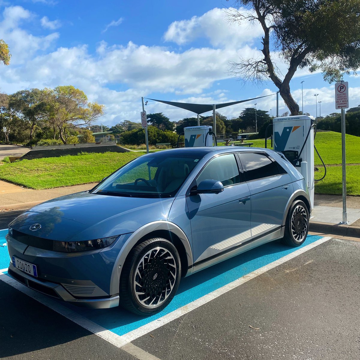 EvieNetworks's tweet photo. We just launched a new fast-charging site in Sorrento in partnership with @MornPenShire. Great surrounding amenities on offer including cafes, supermarkets, boutique stores &amp; more! https://t.co/lhDGEMpFkk