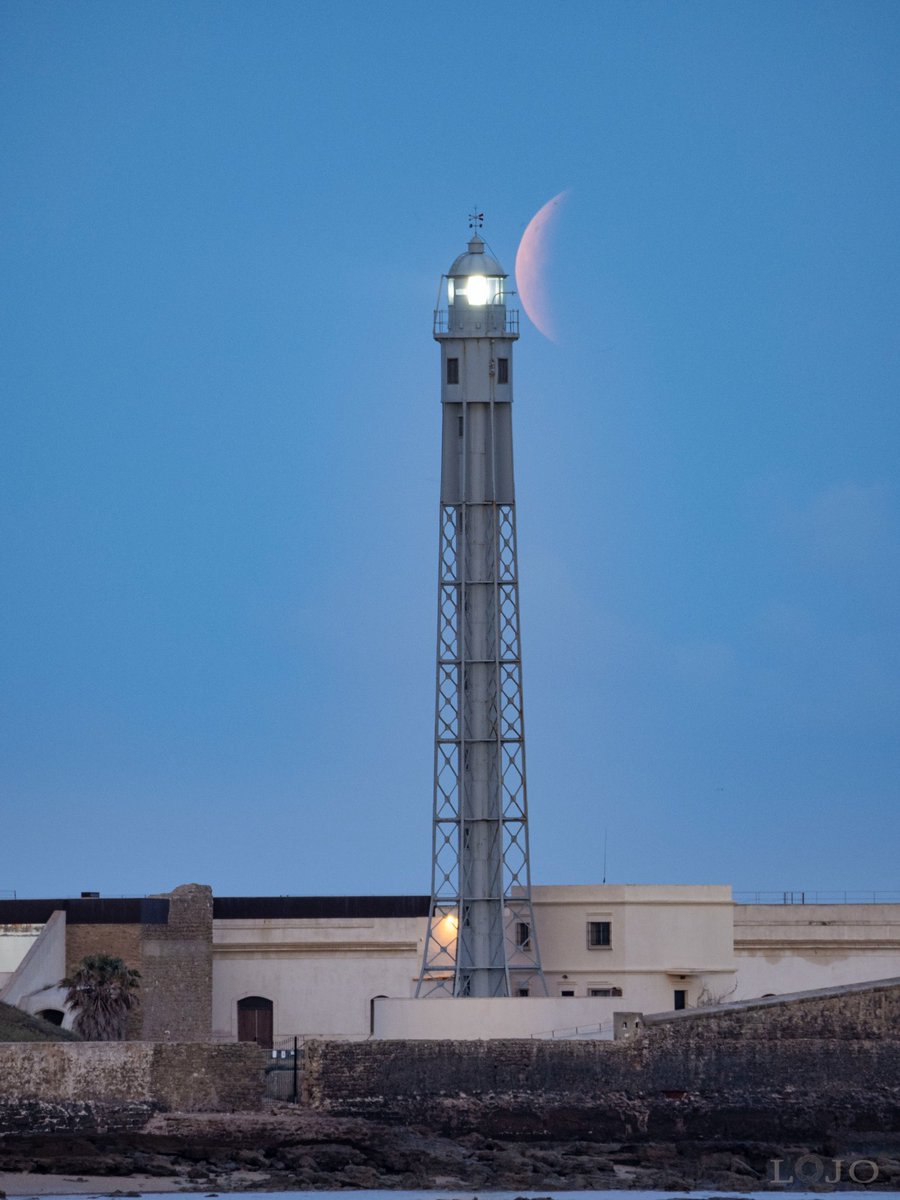 astro_m13's tweet photo. Eclipse Lunar en Cadiz, la luna sobre el Faro del castillo de San Sebastián en la Playa de la Caleta (Cadiz). Foto de Juan Carlos Lojo https://t.co/C0S0CLF4a9