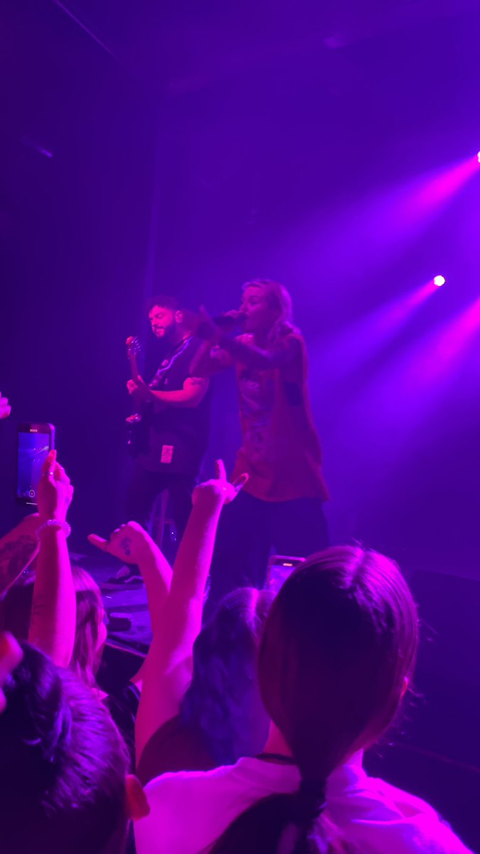 mamadelrae's tweet photo. i made eye contact with @LaurenSanderson tonight AND she threw her water on me, what a strange thing to be happy about. thank u, i love u, goodnight #laurensanderson https://t.co/kYvA5ZmjBx