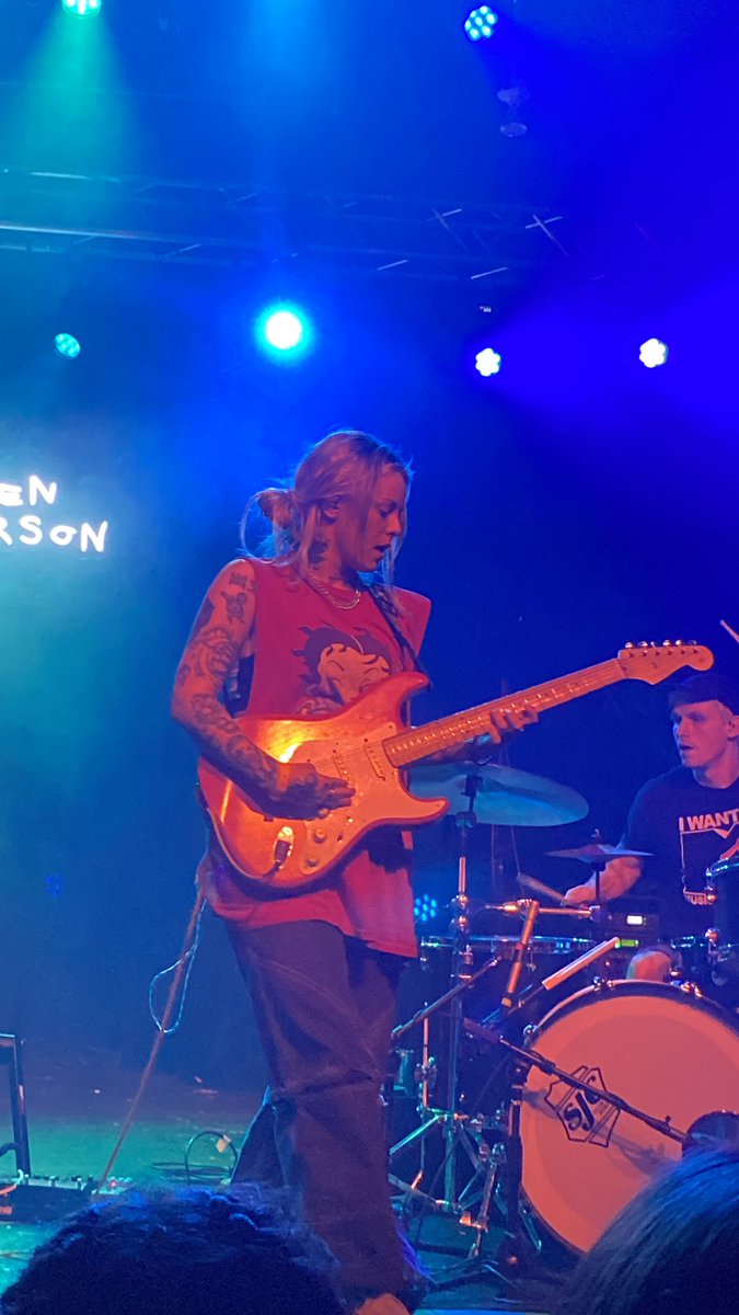 mamadelrae's tweet photo. i made eye contact with @LaurenSanderson tonight AND she threw her water on me, what a strange thing to be happy about. thank u, i love u, goodnight #laurensanderson https://t.co/kYvA5ZmjBx