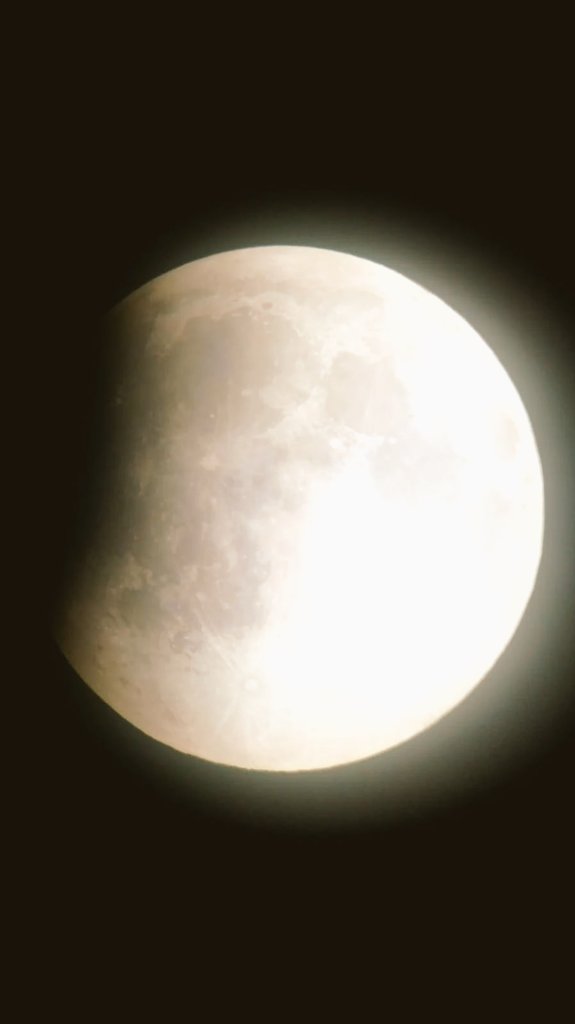 astro_m13's tweet photo. Fotografías del Elipse lunar de ayer dia 16 por nuestro compañero Juan Antonio de la Asociación en Cadiz https://t.co/ImuVshgctC