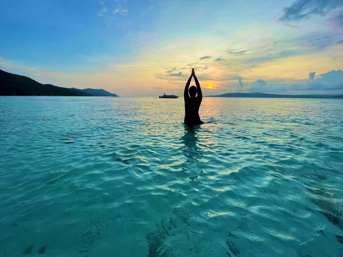 Supermomdel's tweet photo. “Kala Senja memanggil Sunyi …
Rasa tak bisa bersembunyi“

#WonderfulIndonesia #rajaampat  #PapuaIndonesia #beachlife #peacelife #tweach #healingjourney https://t.co/lzrl9FEGyA