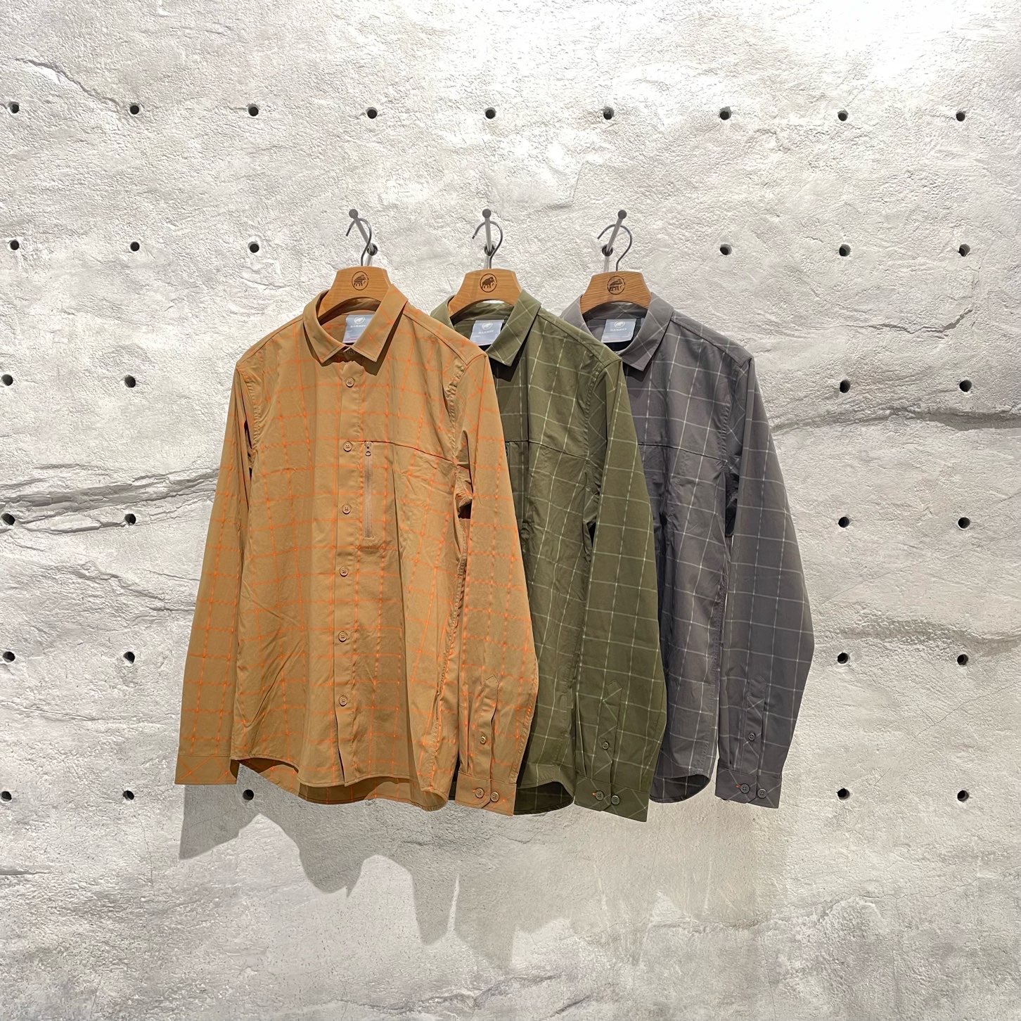 Mammut Japan 渋谷 細かな気配りが使いやすい マウンテンロングスリーブシャツ 素材は速乾性がありシワも付きにくいため イージーケアで時短可能です 横向きの開口で出し入れしやすいポケットも快適 イチ推しポイントは裾裏のアイコンがかわいい