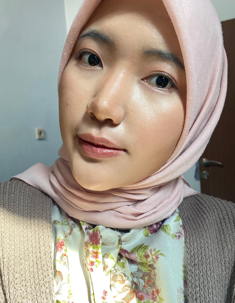 dhilxa's tweet photo. 🌸 BLOOMATTE series dari Barenbliss
complexion yang
✅ minim transfer
✅ medium to full coverage
✅ blendable
Buat dailylook kamu jadi flawless🫶🏻
#BloomMyWay
#racuninmakeup https://t.co/lvpdbyKp4U