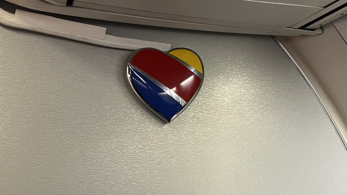 rwang0's tweet photo. MyPOV: the red eye to Phoenix. See you soon #phxlife https://t.co/cCGq3bhbsH