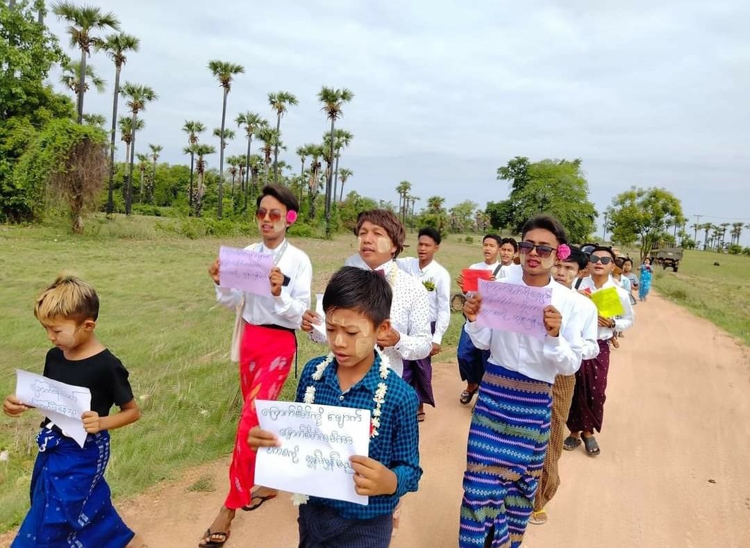 ASTBESU's tweet photo. LGBTQ people in Mandalay region protest against the junta today, #IDAHOBIT2022 

#WhatsHappeningInMyanmar https://t.co/kH0kJS6L5s