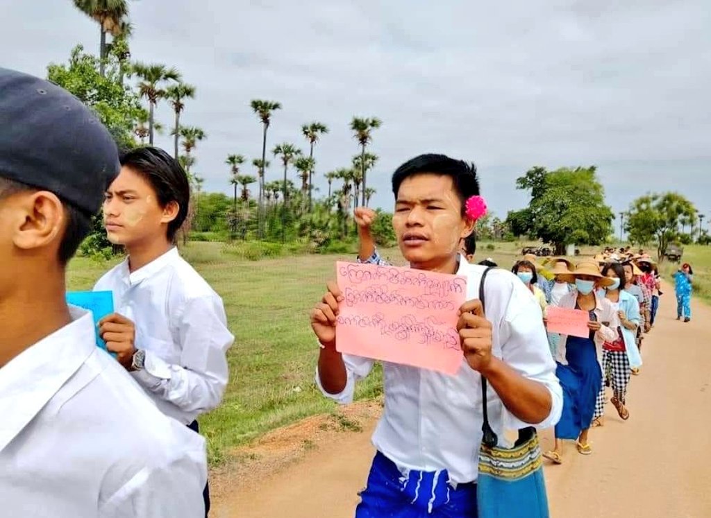 ASTBESU's tweet photo. LGBTQ people in Mandalay region protest against the junta today, #IDAHOBIT2022 

#WhatsHappeningInMyanmar https://t.co/kH0kJS6L5s
