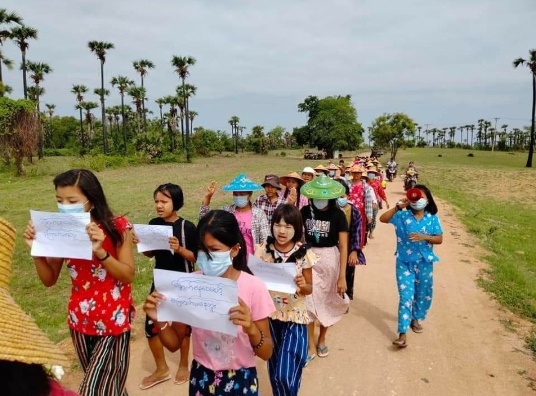 ASTBESU's tweet photo. LGBTQ people in Mandalay region protest against the junta today, #IDAHOBIT2022 

#WhatsHappeningInMyanmar https://t.co/kH0kJS6L5s