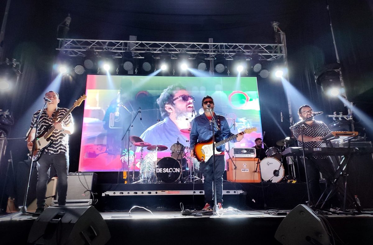 HauyonOscar's tweet image. Sólo pasaba por acá para contar que luego de 12 años sin siquiera vernos, ayer tocamos con Polter... que fue bonito ensayar intensivamente y recomponer la amistad. Que además juntamos harta gente para vernos en la Plaza de Armas de nuestra ciudad natal, Ovalle...