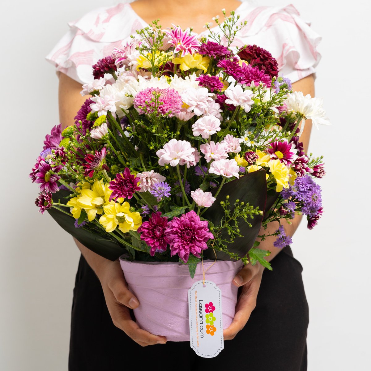 LassanaCom's tweet photo. Beautiful exotic chrysanthemum arrangements available at all showrooms. 

#freshflowers #lassanaflora #lassana.com #lassanaflowers #lassanafarms #exoticchrysanthemums #chrysanthemums #colourfulchrysanthemums #flowersincolombo https://t.co/08RLtMNk1Z