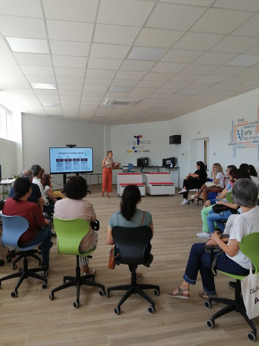 Dentro de los actos preparados para la Semana de la FP hemos celebrado una reunión con padres y madres de 4ºESO y nuestra orientadora para informar, solucionar dudas y charlar sobre las posibilidades que ofrece la FP 
#otramaneradeaprender #semanadelafp <a href="/fp_aragon/">FP Aragón</a> <a href="/todofp/">TodoFP</a>