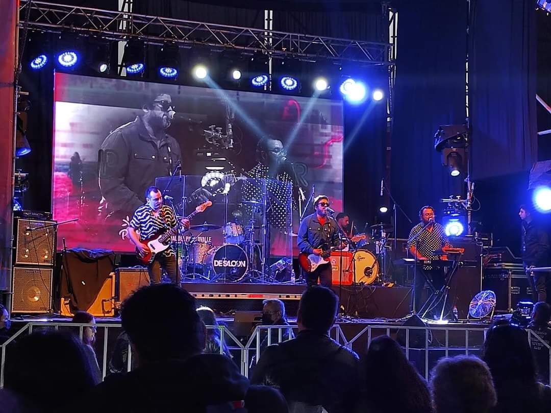 HauyonOscar's tweet image. Sólo pasaba por acá para contar que luego de 12 años sin siquiera vernos, ayer tocamos con Polter... que fue bonito ensayar intensivamente y recomponer la amistad. Que además juntamos harta gente para vernos en la Plaza de Armas de nuestra ciudad natal, Ovalle...