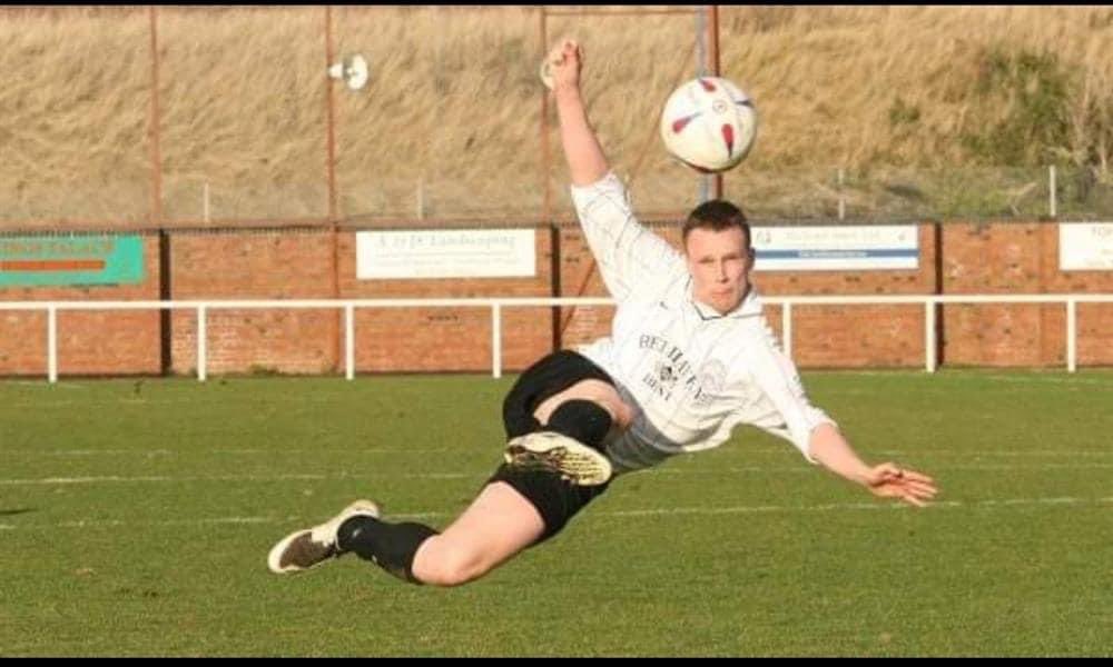 DunbarUtd's tweet photo. One of our all time greats Adam Cheetham would have been 40 on the 20th June this year.

In his memory his friend Chris Greco is planning to do something incredible… run 257 miles from Oldham to Dunbar!

Please click below for the full story 

https://t.co/E7HyiQMQos

👏🖤🤍 https://t.co/pctWYSwF6N