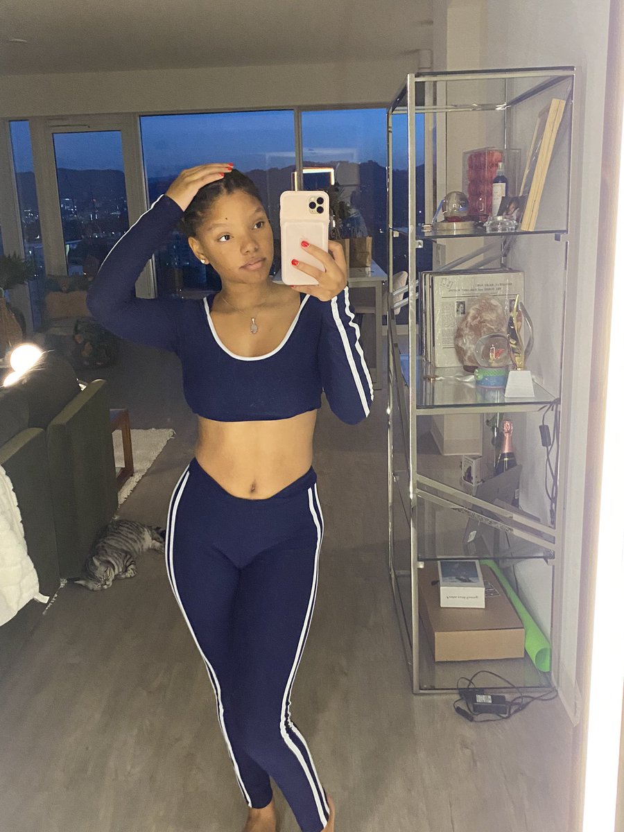 HalleBailey's tweet photo. been tryna drink my water 💪🏽 https://t.co/ZuXH8lnmwh