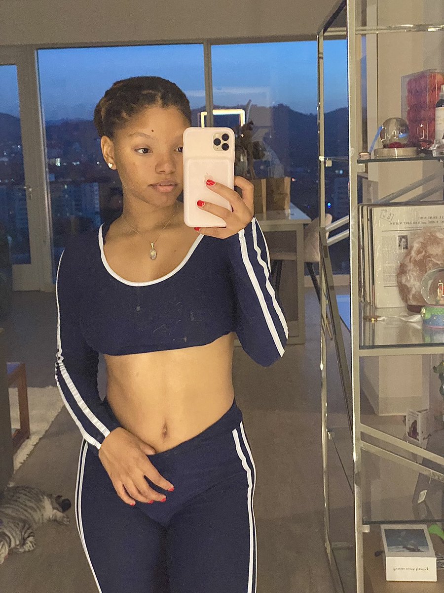 HalleBailey's tweet photo. been tryna drink my water 💪🏽 https://t.co/ZuXH8lnmwh