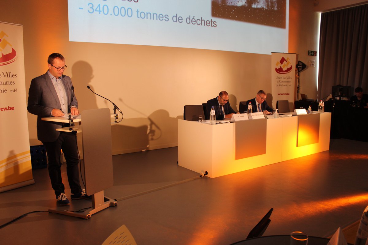 maximedaye's tweet photo. Ce vendredi, l'Union des Villes et Communes de Wallonie tenait un colloque sur la planification d'urgence et la reconstruction post-inondations. Un thème qui m'est cher tant les enjeux sont grands. #inondations #uvcw #wallonie https://t.co/y7WdKy1zDU